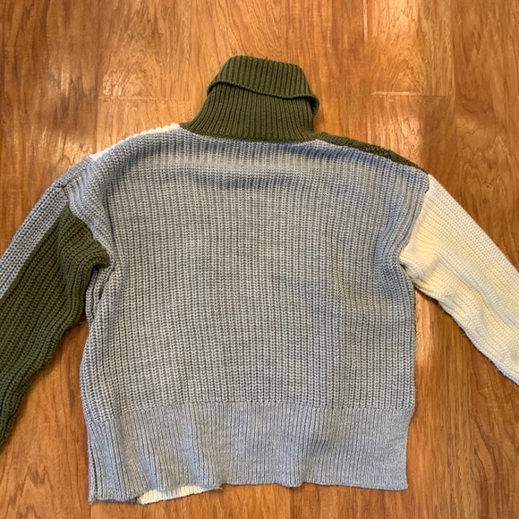 Shadow and Sky Woman’s Medium sweater/Green, Ivory and grey - Picture 4 of 4